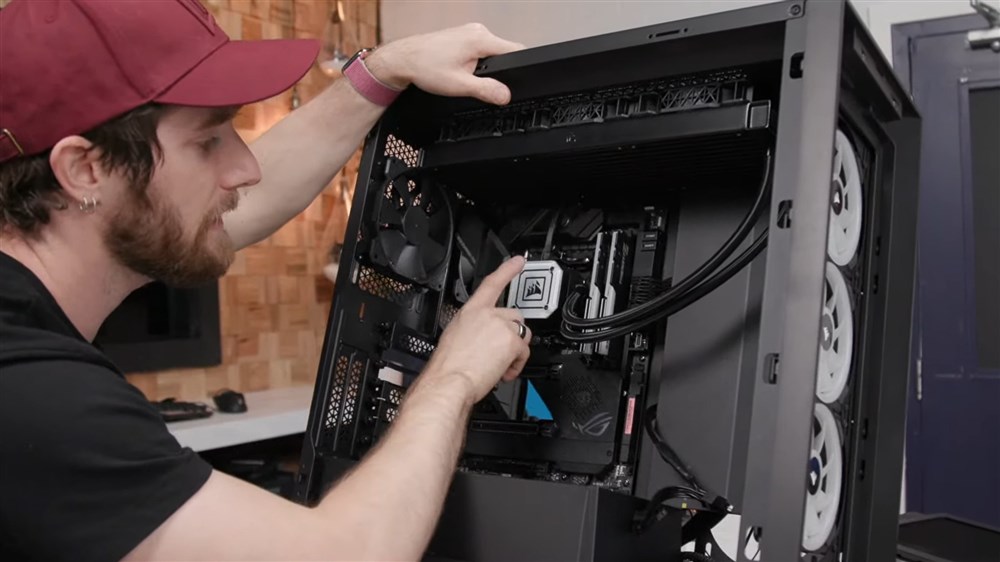 Linus Tech Tips "Build a Gaming PC with Micro Center Build