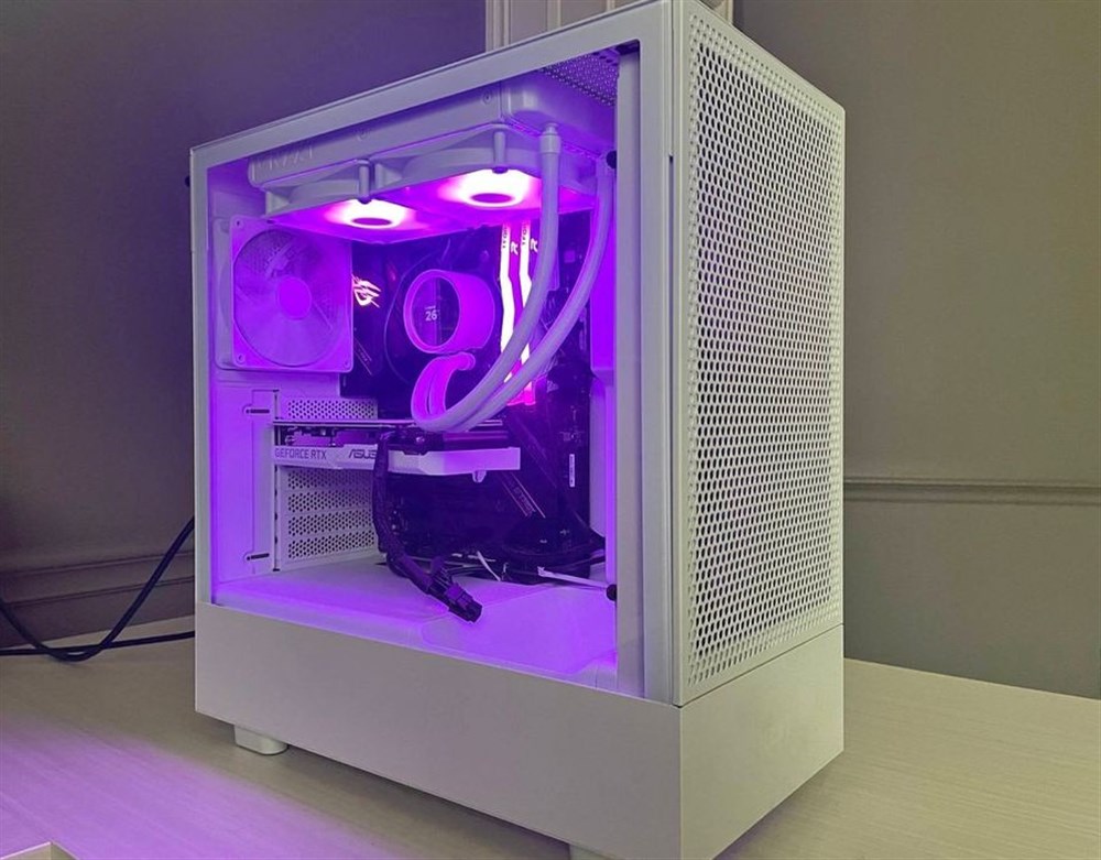 Mostly White PC Build thumbnail