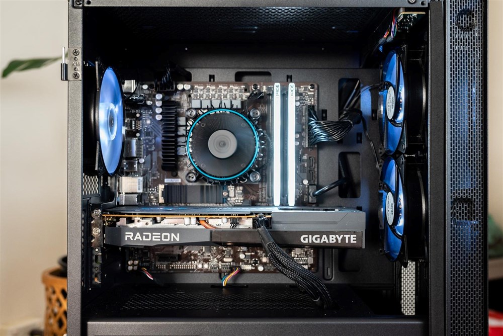 12400 & RX 6600 budget PC build thumbnail