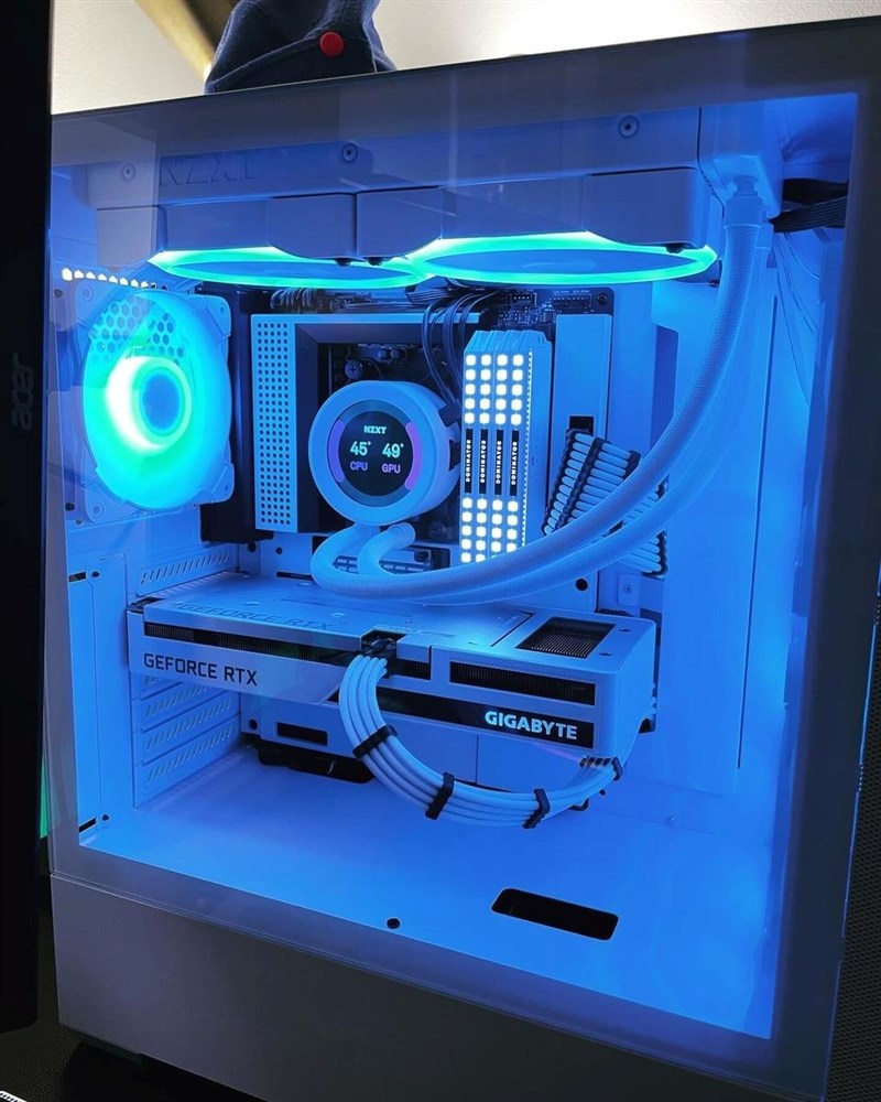 White World - Micro Center Build